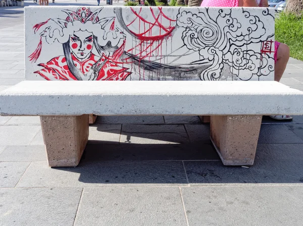 VIAREGGIO, ITALY - July 23:   Paintings on benches during the su — Stock Photo, Image