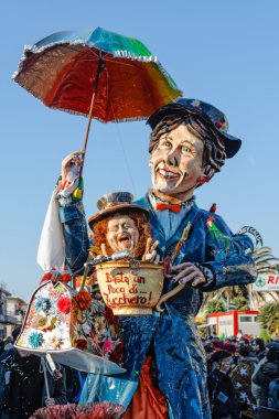 Viareggio, İtalya - 7 Şubat: geçit töreni alegorik savaş arabası bir