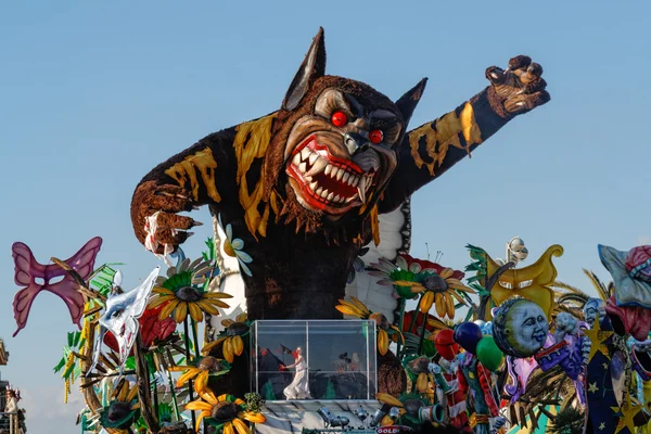 Viareggio, Italië - 7 februari: parade van allegorische strijdwagen een — Stockfoto