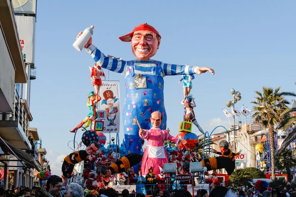 Viareggio, Italië - 7 februari: parade van allegorische strijdwagen een — Stockfoto