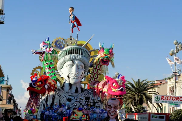 VIAREGGIO, ITALIA - 7 de febrero: desfile de carros alegóricos a —  Fotos de Stock