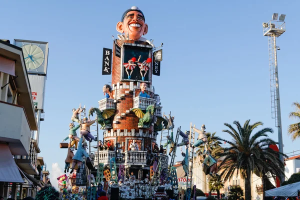 VIAREGGIO, ITALY - February 7:   parade of allegorical chariot a — Stock Photo, Image