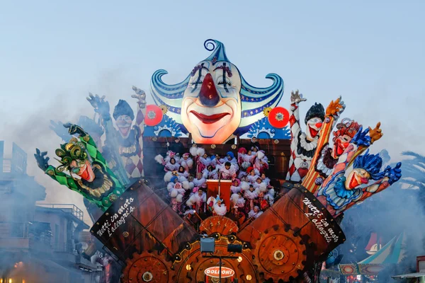 VIAREGGIO, ITALY - February 7:   parade of allegorical chariot a — Stock Photo, Image