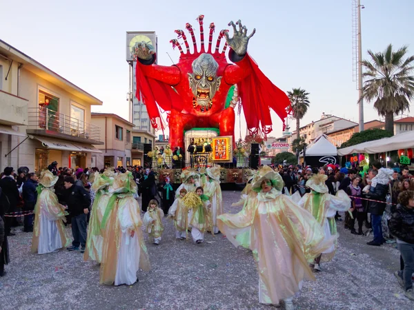 VIAREGGIO, ITALY - FEBRUARY 23:   allegorical float of the net a — Stock Photo, Image