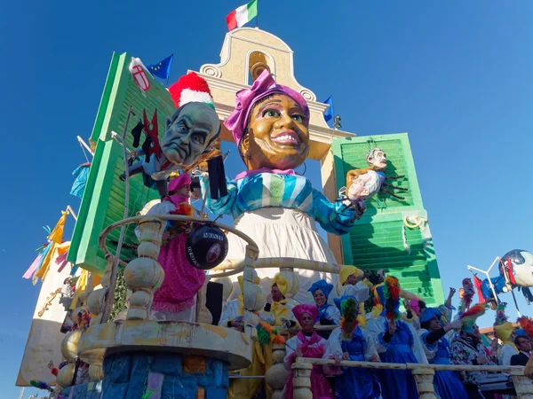 VIAREGGIO, ITALY - FEBRUARY 2:   allegorical float at Viareggio — Stock Photo, Image