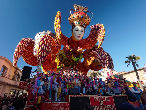 Viareggio, Olaszország - február 2.: allegorikus úszó a carniva — Stock Fotó