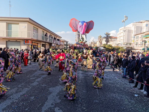 VIAREGGIO, ITALIA - 2 FEBBRAIO: carro allegorico a Viareggio — Foto Stock