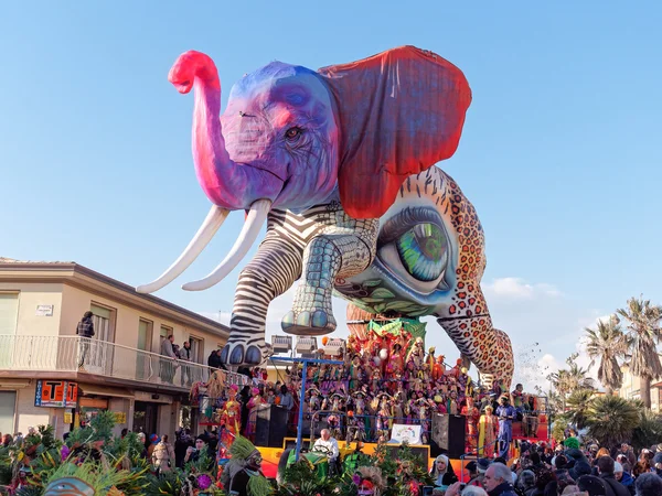 VIAREGGIO, ITALY - FEBRUARY 2:   allegorical float at Viareggio — Stock Photo, Image