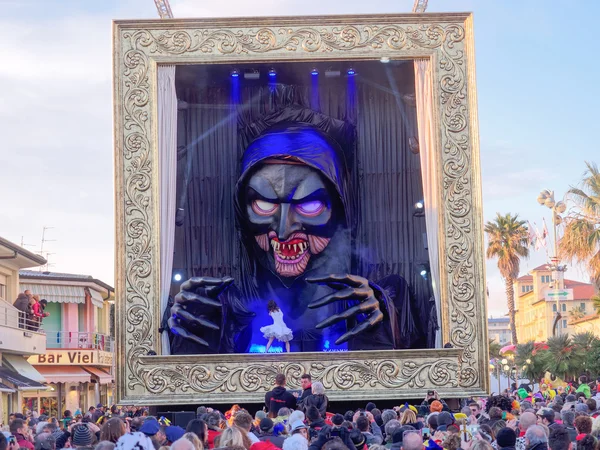 Viareggio, Itálie - 2. února: alegorické float v Viareggio — Stock fotografie