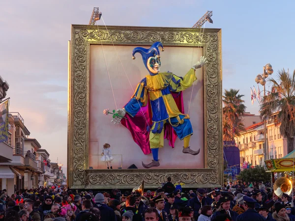 VIAREGGIO, ITALIA - 2 DE FEBRERO: carroza alegórica en Viareggio —  Fotos de Stock