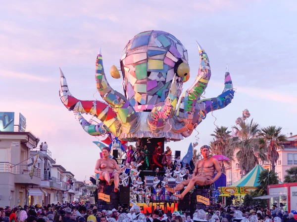 Viareggio, Italië - 2 februari: allegorische float in Viareggio — Stockfoto