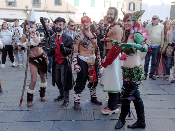 LUCCA, ITALIA - 11 de noviembre: máscaras de personajes de dibujos animados en Lucca —  Fotos de Stock