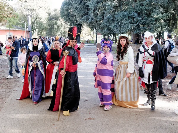 LUCCA, ITALIA - 11 de noviembre: máscaras de personajes de dibujos animados en Lucca —  Fotos de Stock