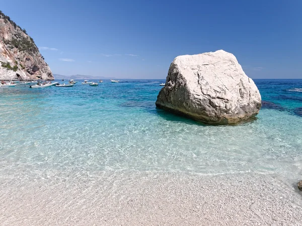 Landschaft des Strandes Cala delle Sorgenti im Golf von Orosei sar — Stockfoto