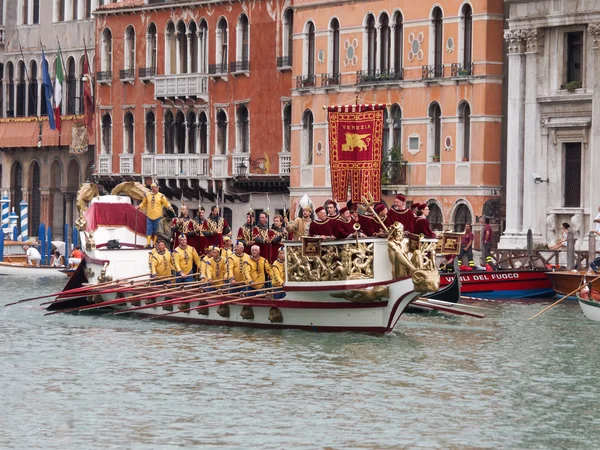 VENEZIA - 4 SETTEMBRE: sfilata di barche storiche a settembre — Foto Stock