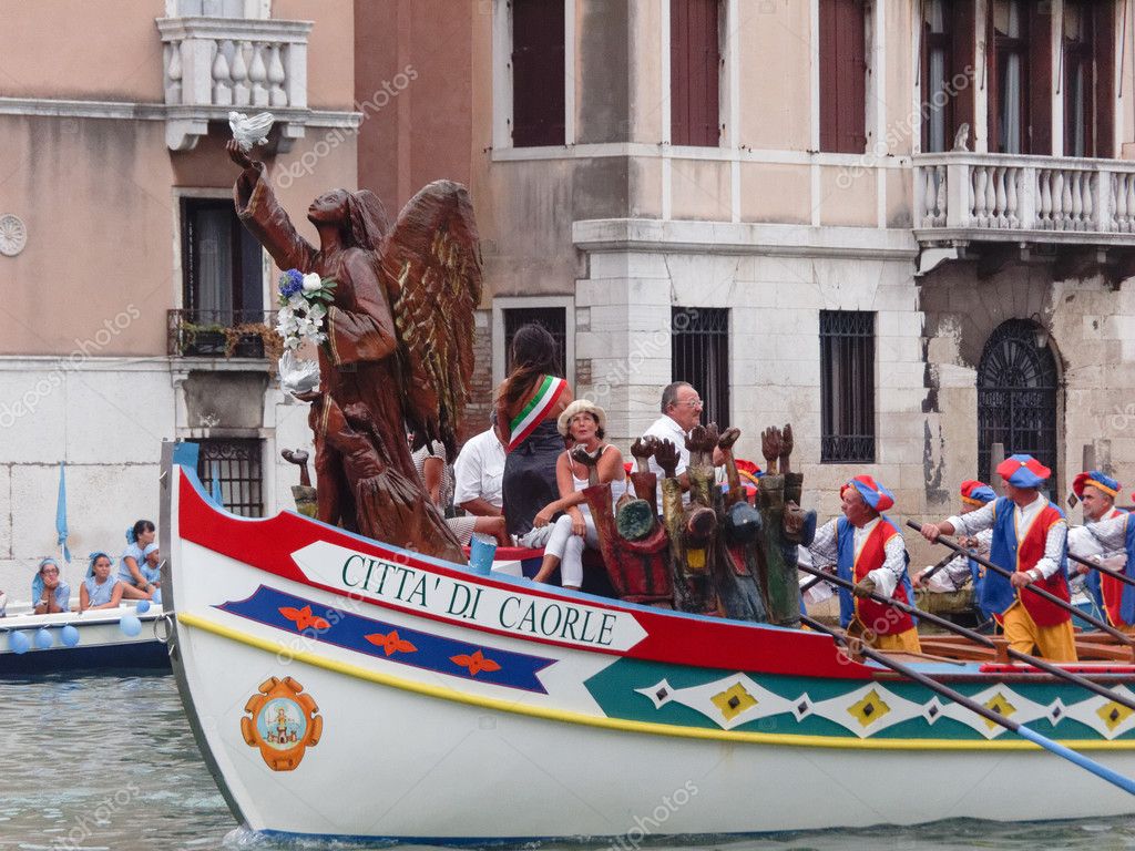 depositphotos_66783359-stock-photo-venice-september-4-parade-of.jpg