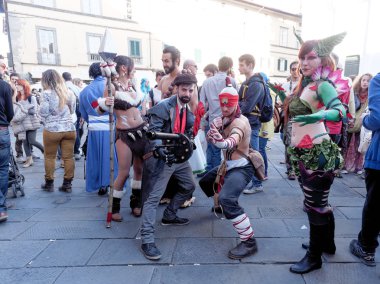 Lucca, İtalya - 11 Kasım: maskeleri çizgi kahramanlar Lucca 