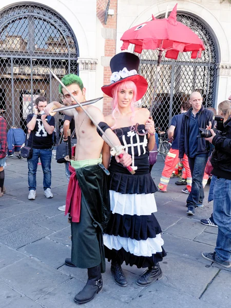 LUCCA, ITALIA - 11 de noviembre: máscaras de personajes de dibujos animados en Lucca —  Fotos de Stock