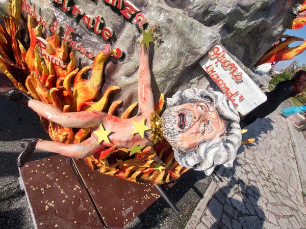 VIAREGGIO, ITALY - FEBRUARY 2:   allegorical float at Viareggio — Stock Photo, Image