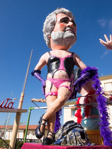 VIAREGGIO, ITALY - FEBRUARY 2:   allegorical float of Beppe Gril — Stock Photo, Image