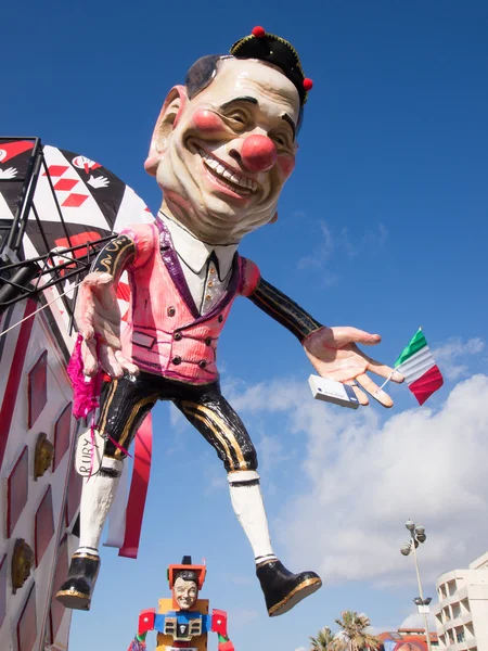 VIAREGGIO, ITALIA - 2 DE FEBRERO: Alegoría del Sr. Berlusc — Foto de Stock