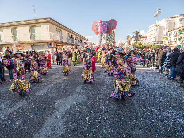 VIAREGGIO, ITALY - 2 февраля: аллегорическая платформа в Виареджо — стоковое фото