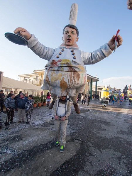 VIAREGGIO, ITALY - FEBRUARY 2:   allegorical float of  italian p — Stock Photo, Image