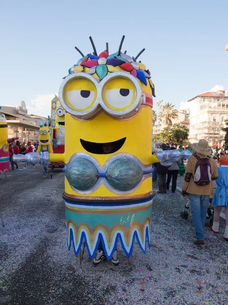 VIAREGGIO, ITALY - FEBRUARY 2:   allegorical float of minions at — Stock Photo, Image