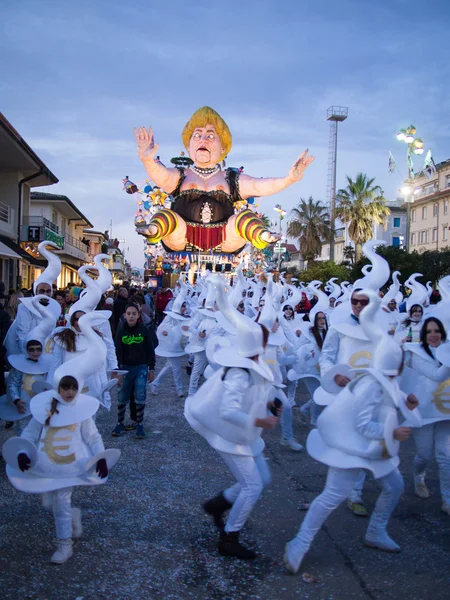 VIAREGGIO, ITALY - FEBRUARY 2:   allegorical float at Viareggio — Stock Photo, Image