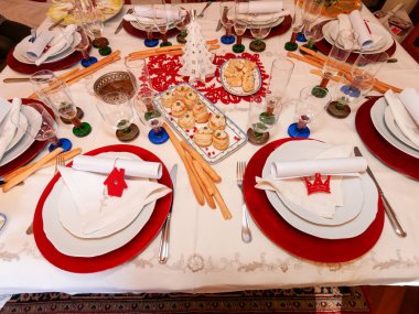 Noel yemeği için masa hazır.