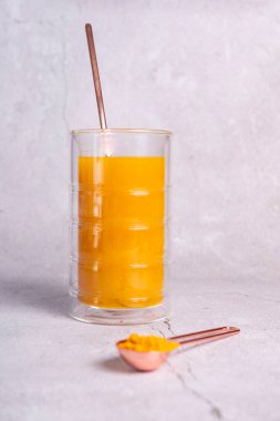 Bir yudum zerdeçal, Altın Süt. Yüksek termo bardaktaki doğal sağlıklı baharat. 