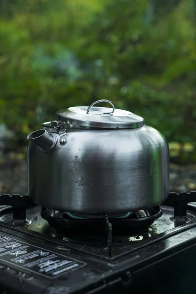 Bule Prata Metal Turístico Fogão Gás Portátil Natureza Floresta Condições — Fotografia de Stock