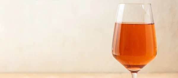 Wysoki kieliszek bogatego pomarańczowego wina, sztandar — Zdjęcie stockowe