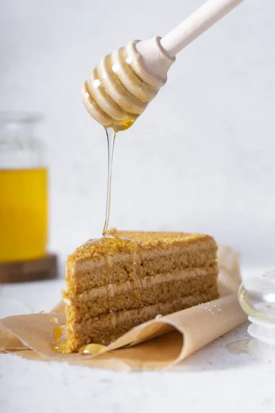 Selektiver Fokus. Honigkuchen mit zarter Sahne — Stockfoto