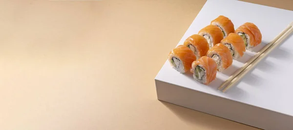 Foco seletivo, sushi japonês Filadélfia, bandeira — Fotografia de Stock