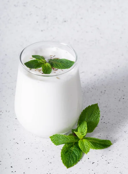 Hint usulü soğuk içecek tuzlu Lassi. Su, tuz, şeker, baharat, meyve ve buz eklenerek hızlı kırbaçlanarak yoğurt temelinde hazırlanır..