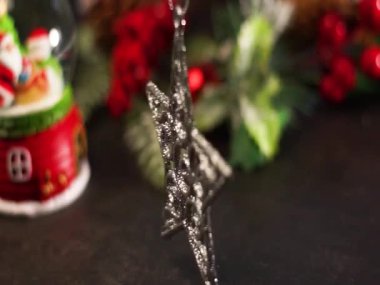 Noel süslemesi gümüş parlak yıldız yeni yıla başlıyor. Şenlik arka planı. Dikkat çekmeden. merkezi konum