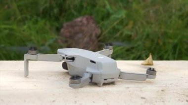 Quadrocopter 250 gram, DJI Mavic Mini, insansız hava aracının havalanması ve uçuşu.