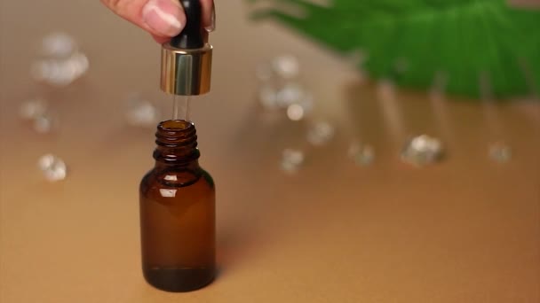 Uma Garrafa Óleo Cosmético Natural Vidro Escuro Sobre Fundo Liso — Vídeo de Stock