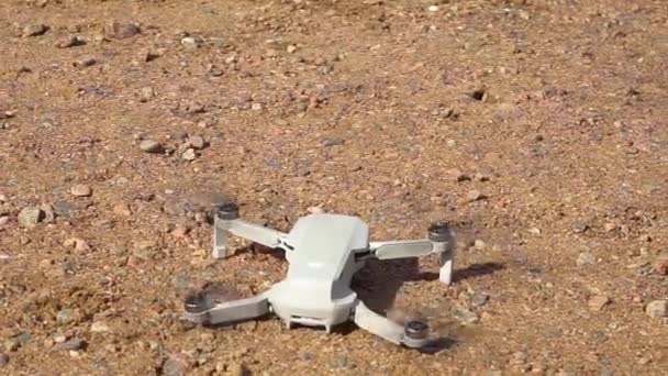 クワドロコプター250グラム Djiマヴィックミニ 離陸と路上で無人機の飛行 — ストック動画