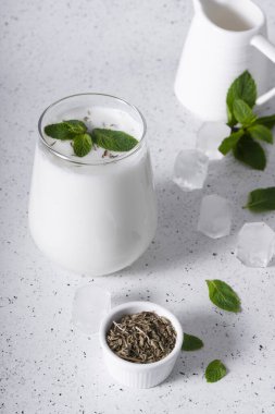 Hint usulü soğuk içecek tuzlu Lassi. Su, tuz, şeker, baharat, meyve ve buz eklenerek hızlı kırbaçlanarak yoğurt temelinde hazırlanır..