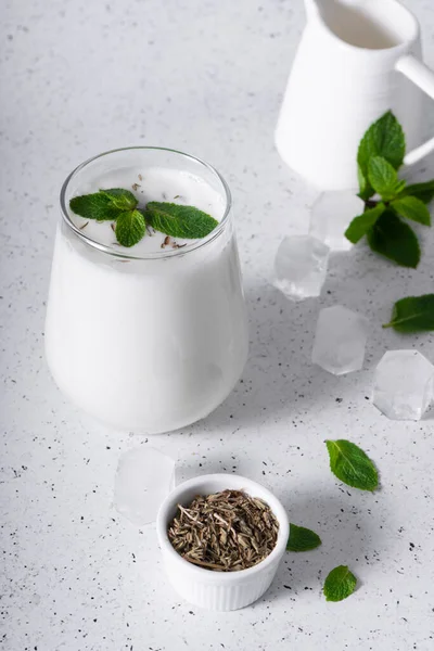 Hint usulü soğuk içecek tuzlu Lassi. Su, tuz, şeker, baharat, meyve ve buz eklenerek hızlı kırbaçlanarak yoğurt temelinde hazırlanır..