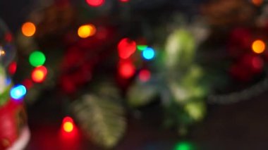 Arkaplanı bulanıklaştırmış. Işıldayan Noel çelengi