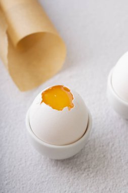 Seçici odaklanma. taze tavuk yumurtası 