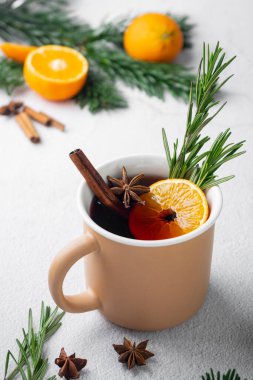 Seçici odaklanma. Baharatlı kırmızı şarap.