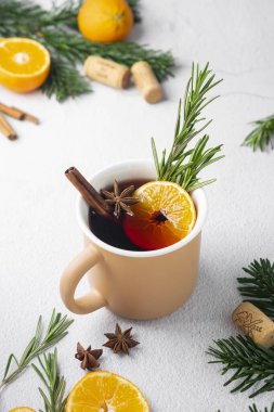 Seçici odaklanma. Baharatlı kırmızı şarap.