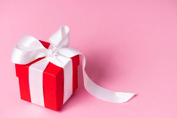 Kleine rode geschenkdoos met wit lint — Stockfoto