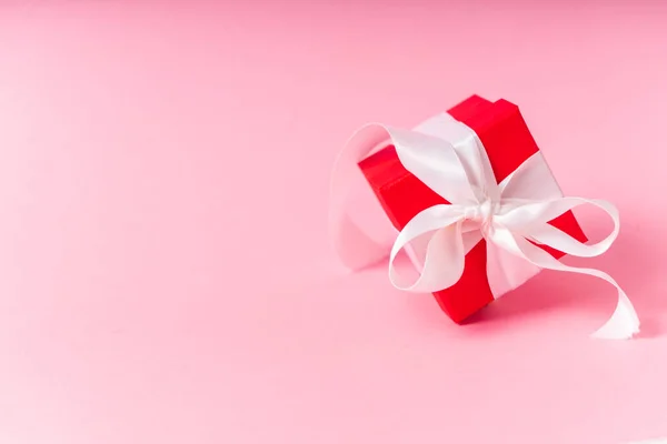 Kleine Rode Geschenkdoos Met Wit Lint Strik Roze Achtergrond Kopieerruimte — Stockfoto