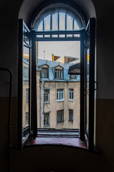 Enfoque Selectivo Gran Ventana Frontal San Petersburgo Junto Las Escaleras — Foto de Stock