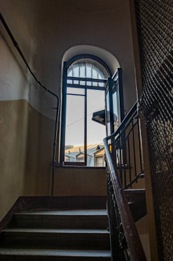 Seçici odaklanma. St. Petersburg 'un büyük penceresi. Merdivenlerin yanında. Şehrin sokakları ve evleri görünüyor. tarihi binalar ve anıtlar